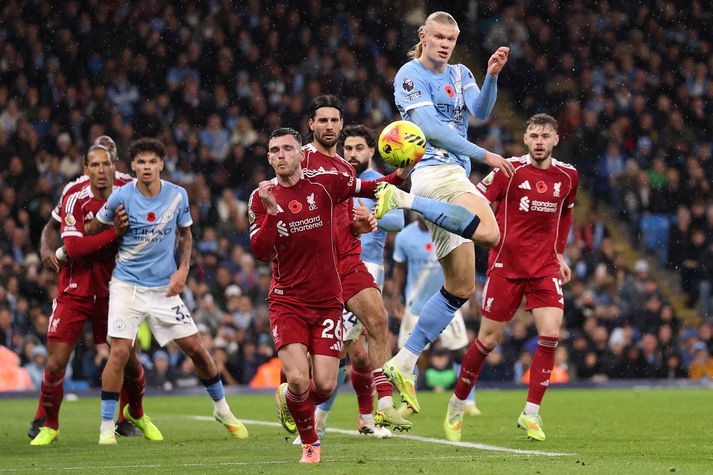 Erling Haaland hjá Manchester City í baráttu um boltann við Andrew Robertson hjá Liverpool í fyrri leik liðanna.