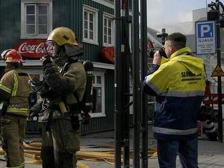 Á vettvangi Júlíus íklæddur jakka slökkviliðsins við myndatökur.
Fréttablaðið / Pjetur