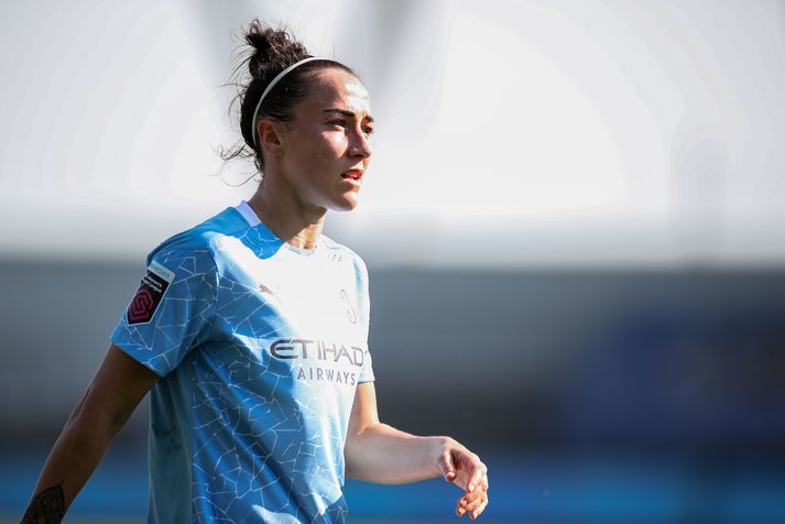 Lucy Bronze varð í gær fyrsti Bretinn til að vera kosin leikmaður ársins í kosningu FIFA. Eru það landsliðsþjálfarar og fyrirliðar sem og blaðamenn sem hafa kosningarétt.