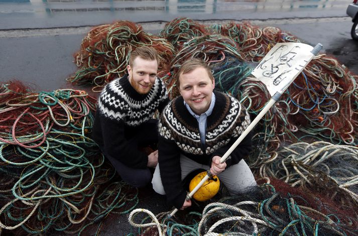 Garðar Stefánsson og  Søren Rosenskilde framleiða flögusalt á Reykhólum