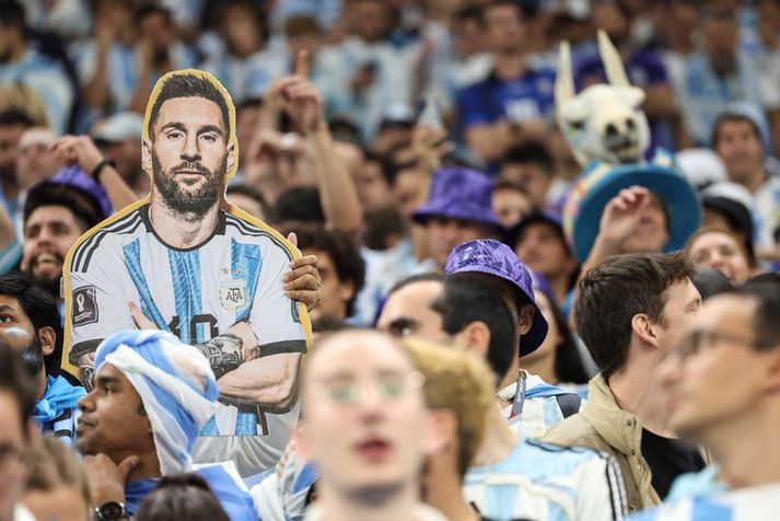 Skilti með Lionel Messi á úrslitaleik Argentínu og Frakklands um síðustu helgi.