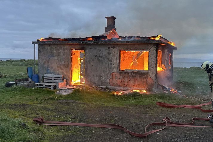 Hús í ljósum logum á Vatnsleysuströnd. 