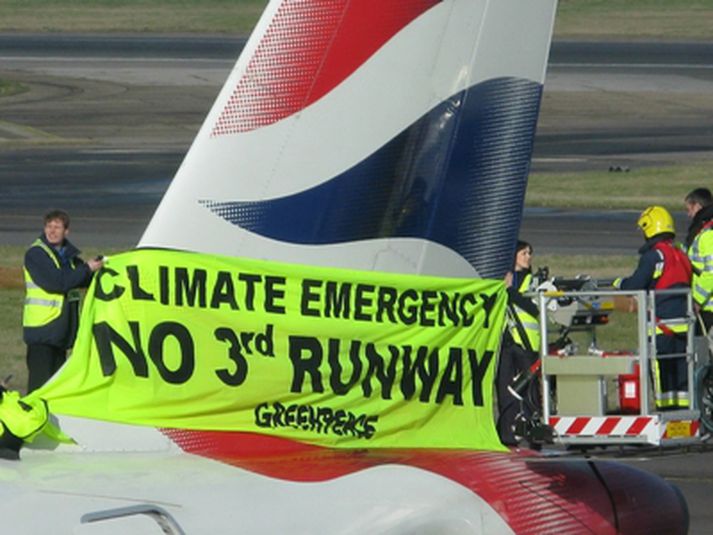 Mótmælendur hengdu borða með slagorðum á vél British Airways flugfélagsins í síðustu viku.