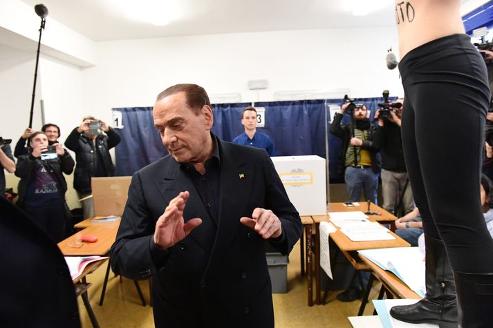 Silvio Berlusconi kveðst ekki hafa séð konuna sem stökk upp á borð á kjörstað og hrópaði „Tími þinn er liðinn Berlusconi“.