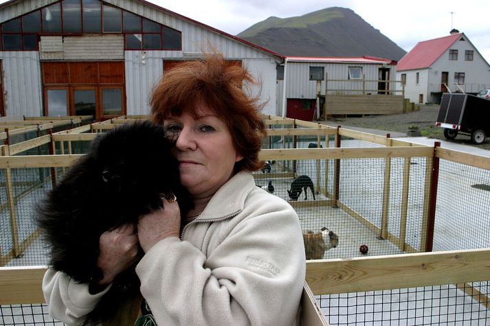 Ásta með svartan Pomma í fanginu. Hún segir að hámenntaður maður eins og Árni Stefán eigi ekki að láta annað eins út úr sér og það að kalla sig dýraníðing.