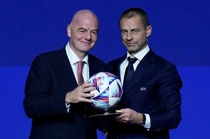 Aleksander Ceferin var endurkjörinn forseti UEFA til fjögurra ára í Lissabon í apríl. Hér er hann með Gianni Infantino, forseta FIFA, á þinginu.