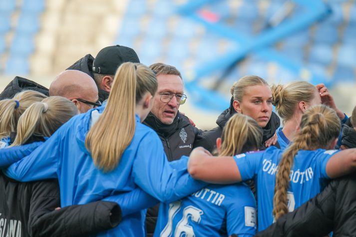 Þorsteinn ræðir við leikmenn sína að leik loknum. 