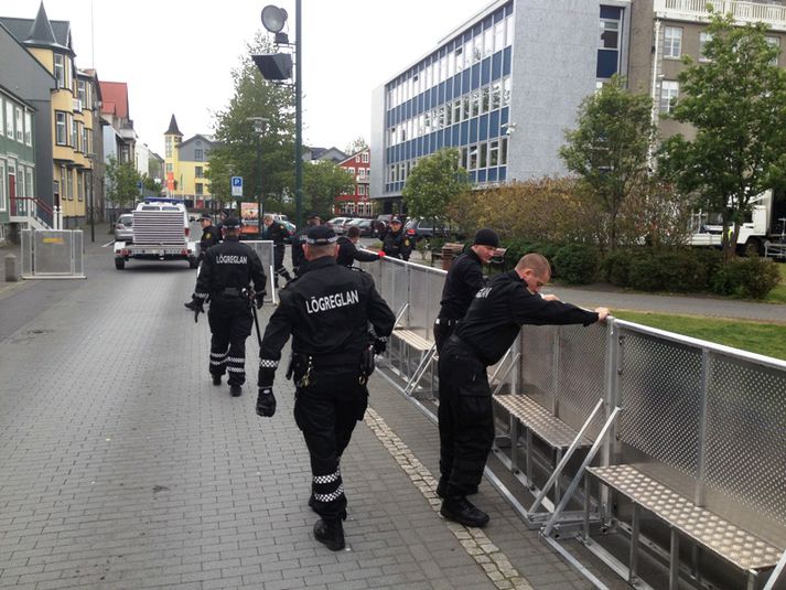 Lögreglan að störfum fyrir stundu.