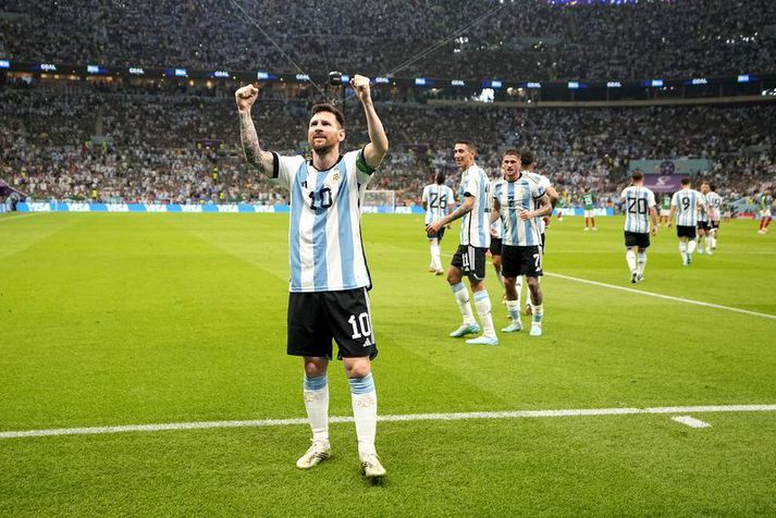 Lionel Messi fagnar markinu sínu mikilvæga á móti Mexíkó.