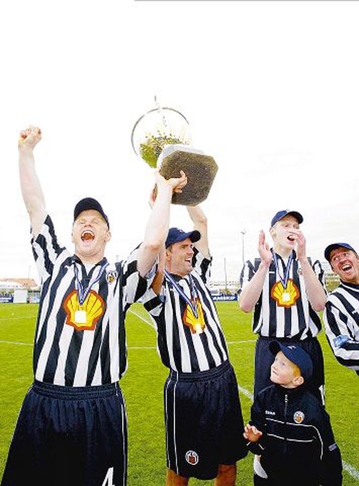 Einar Þór fagnar hér Íslandsmeistaratitli 2002 með Þormóði Egilssyni. Einar skoraði umdeilt mark fyrir KR árið 1995.