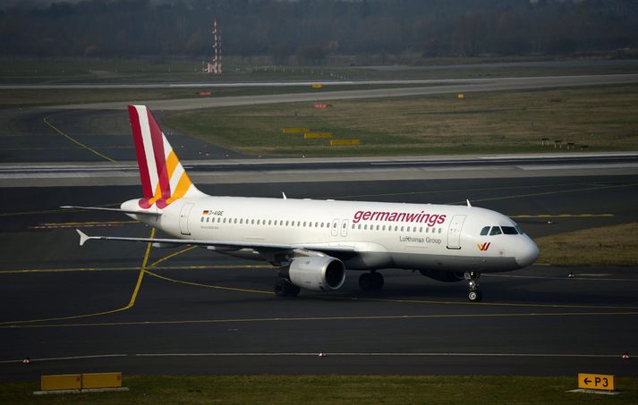 Regla sem komið var á eftir að vél Germanwings var brotlent árið 2015 verður afnumin á næstunni. Hún þykir ekki auka öryggi farþega.