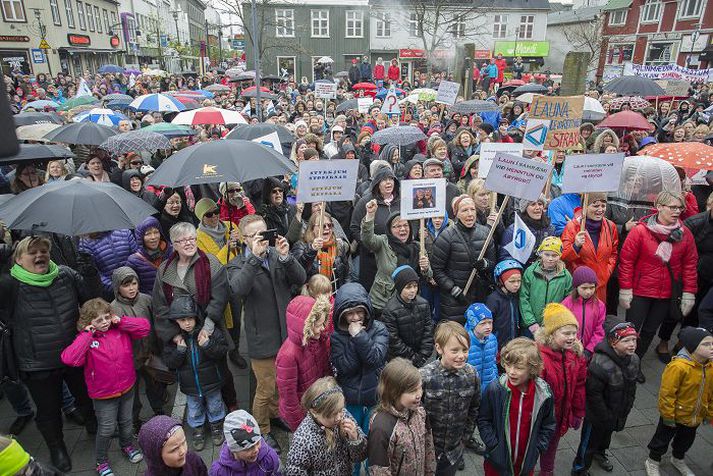 Grunnskólakennarar fjölmenntu á baráttufund fyrir bættum kjörum.fréttablaðið/daníel