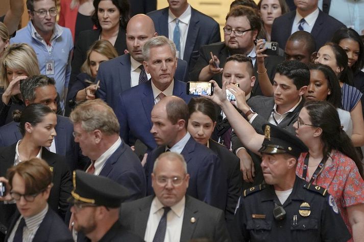 Kevin McCarthy, umkringdur blaðamönnum og aðstoðarfólki í þinghúsinu í dag.