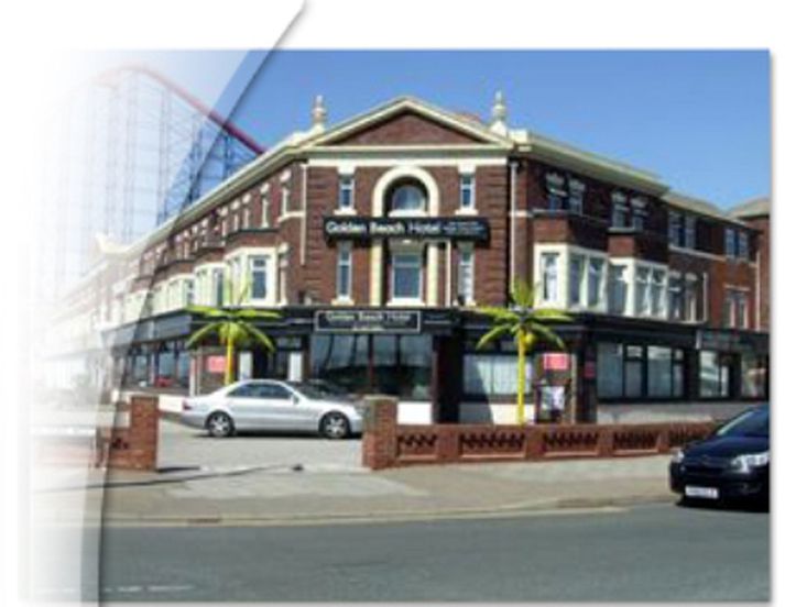 Í Auglýsingum er Golden Beach  sagt vera lítið vingjarnlegt hótel.