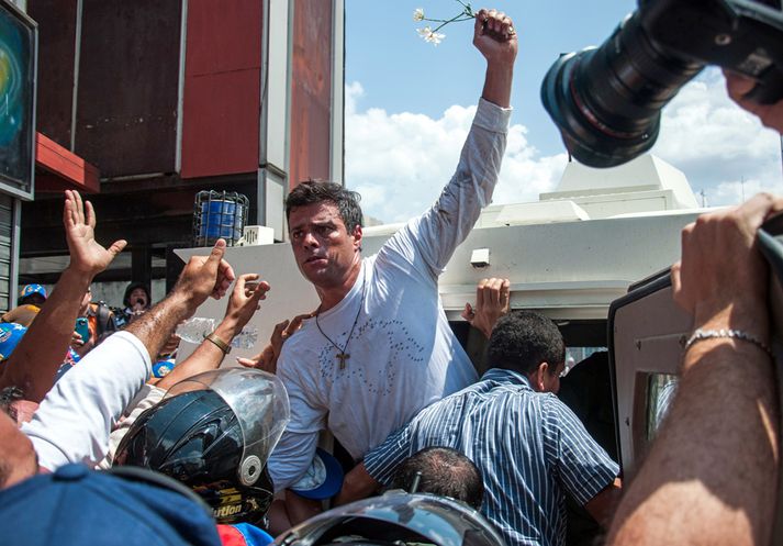 Leopoldo Lopez, einn öflugasti leiðtogi stjórnarandstöðunnar, handtekinn í gær.