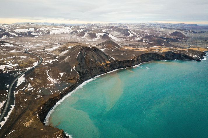 Greinilegt er að mikið grjót og aur hefur runnið úr hlíðum Festarfjall út í sjó.