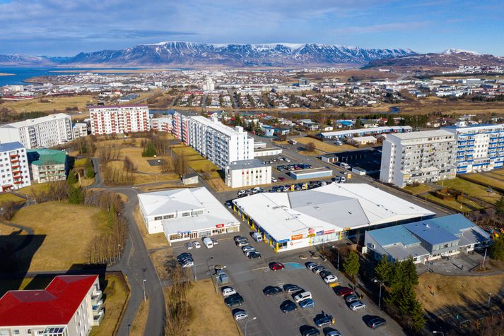 Árásin átti sér stað í Efra-Breiðholti en árásarmannanna er enn leitað.