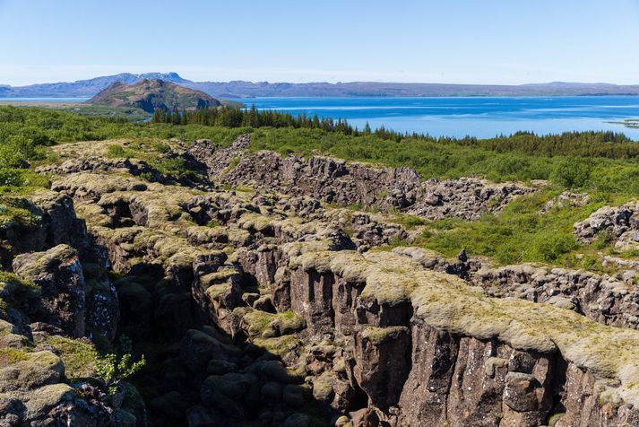 Mikið tekjufall hefur orðið hjá Þjóðgarðinum á Þingvöllum frá því að kóronuveirufaraldurinn skall á. Öllum landvörðum á Þingvöllum var sagt upp störfum í dag.