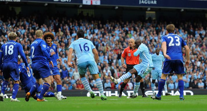 Balotelli skorar fyrra mark City í dag.