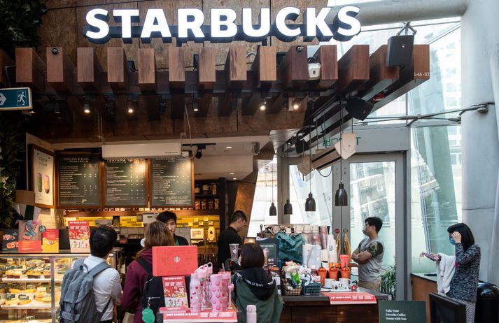 Starbucks opnaði fyrsta stað sinn í Kína í höfuðborginni Peking árið 1999 en alls starfrækir fyrirtækið 4.300 staði í Kína.