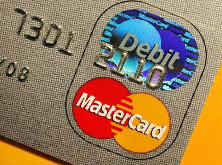 Hefur það verið gagnrýnt að breyting Mastercard hafi verið gerð um helgi.