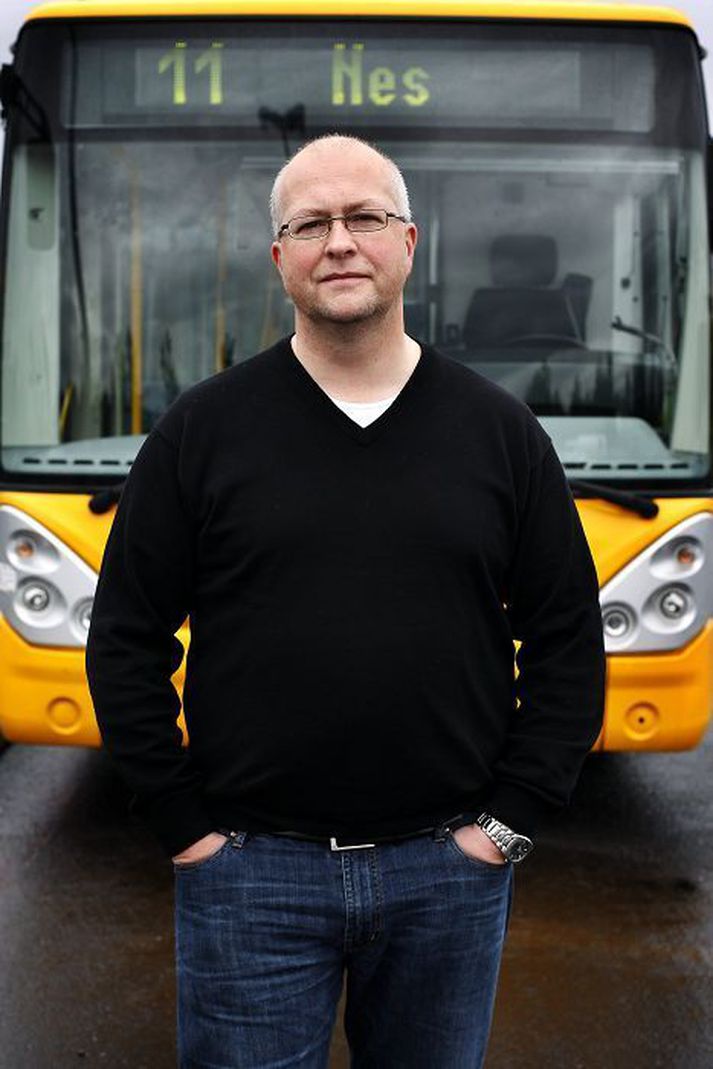 Reynir Jónsson ekur um á nýjum Benz. Viðskiptavinir hans ferðast hins vegar um á bíl eins og þeim sem sést á þessari mynd.