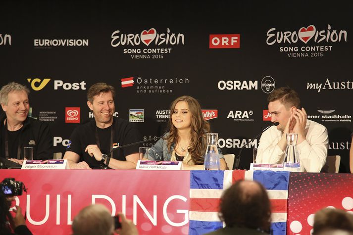 "Eurovision-sminkan tók mig í grimma förðun. Henti á mig maskara og öllum pakkanum. Ég hef þá kenningu að hún hafi séð á nafnspjaldinu mínu að ég væri í bakrödd og bara verið að leika sér.“