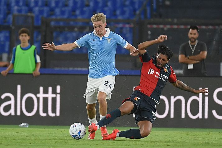 Mikael Egill Ellertsson sækir að Kenneth Taylor í leiknum við Lazio í kvöld.