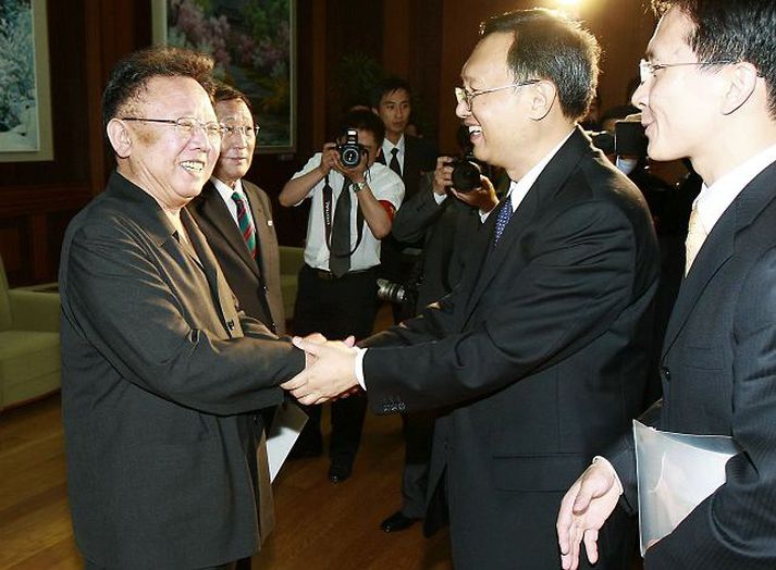 Leiðtogi Norður-Kóreu tekur í höndina á aðstoðarutanríkisráðherra Kína, Yang Jiechi, eftir fund þeirra í gær.