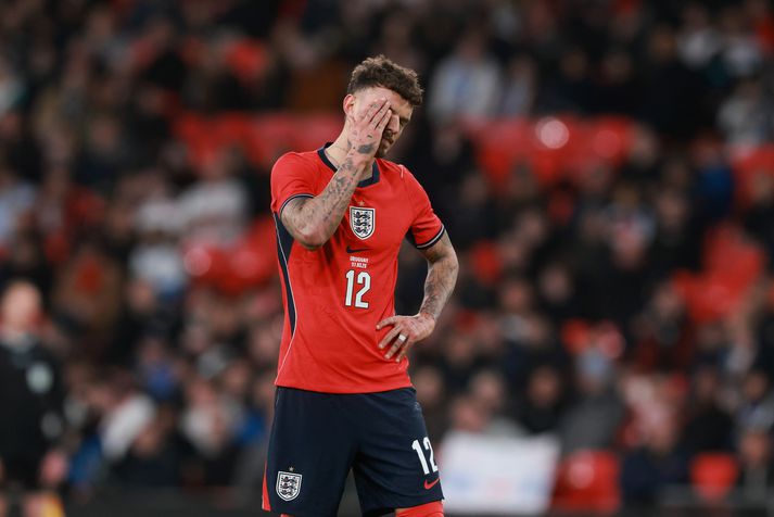 Baulað var á Ben White þegar hann kom inn á og þegar hann fór af vellinum. 