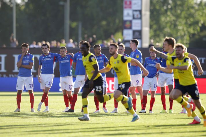 Leikmenn Oxford fagna eftir að hafa unnið Portsmouth í vítaspyrnukeppni.