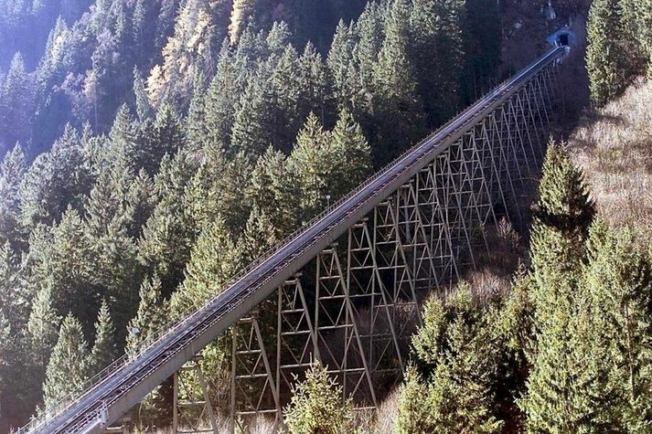 Lestin Gletscherbahn 2 opnaði 1974 og var leiðin upp í Alpincenter, stöðvarhúsið og verslunarkjarna, alls 3,9 kílómetrar að lengd.