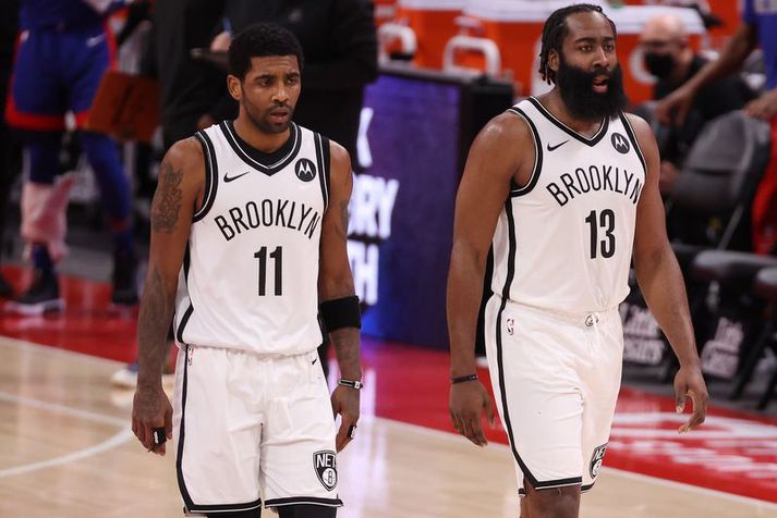 Kyrie Irving og  James Harden í tapleiknum á móti Detroit Pistons í nótt.