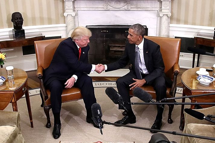 Trump og Obama takast í hendur í lok fundarins, 10. nóvember 2016.
