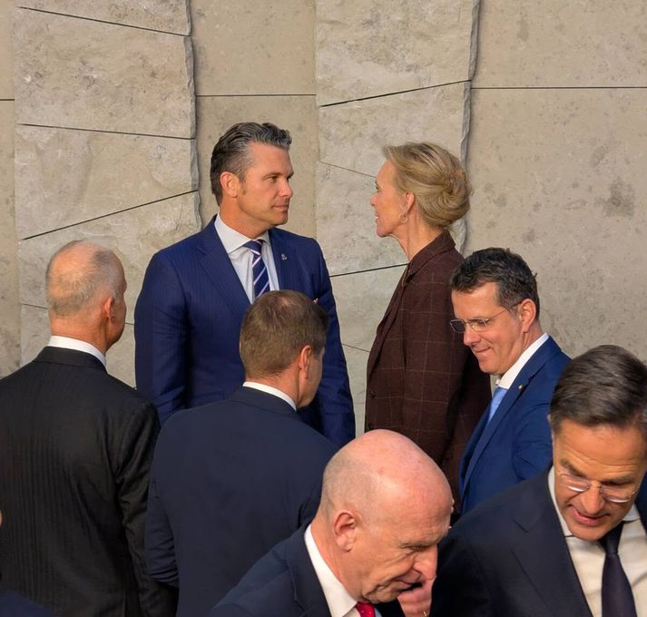 Pete Hegseth og Þorgerður Katrín á spjalli á varnarmálaráðherrafundi NATO í gær.