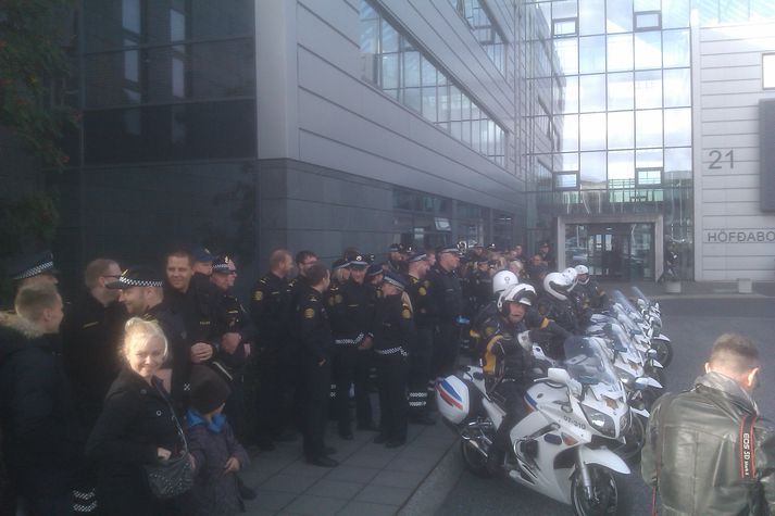 Lögreglumenn fyrir utan gerðadóm.