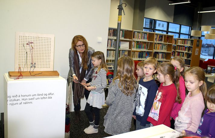 Börn á Akranesi hafa fjölmennt á Nálusýninguna. Hér er Eva Þengilsdóttir með nokkrum þeirra.