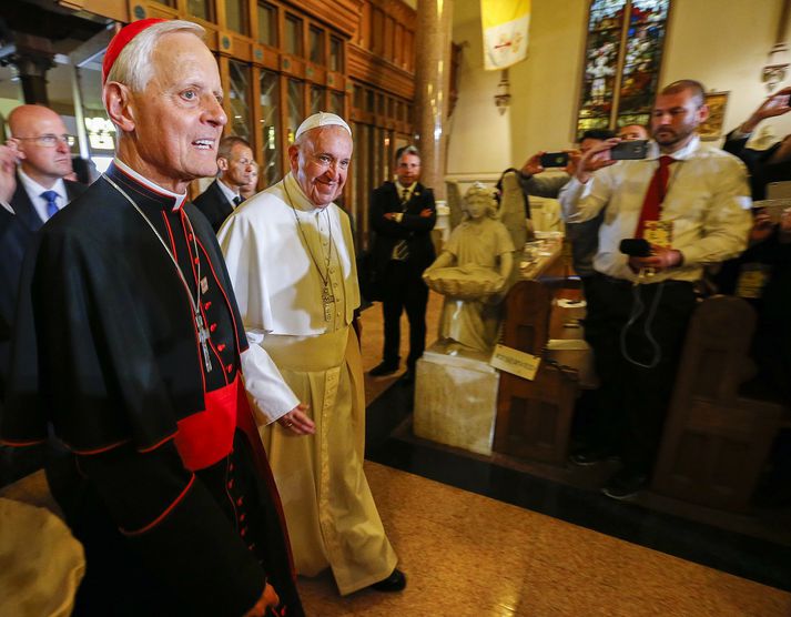 Wuerl (t.v.) og Frans páfi (t.h.) hafa verið nánir bandamenn.