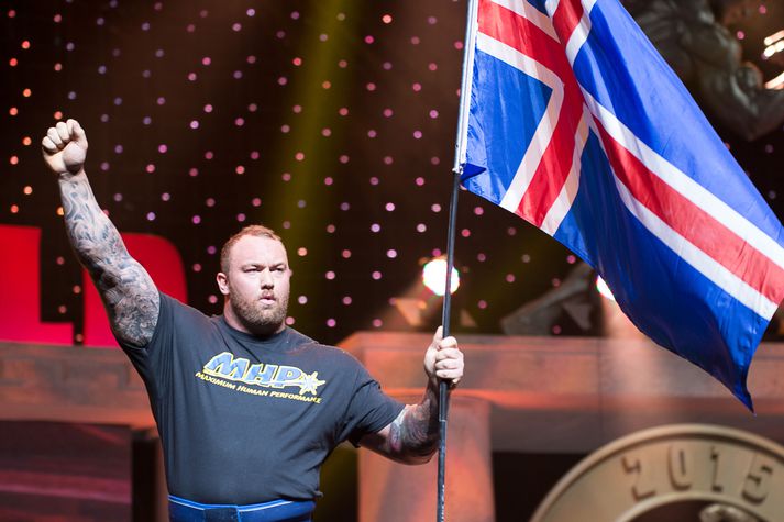 Aflaunamaðurinn Hafþór Júlíus Björnsson með íslenska fánann á einu af mörgum mótum sínum á ferlinum.