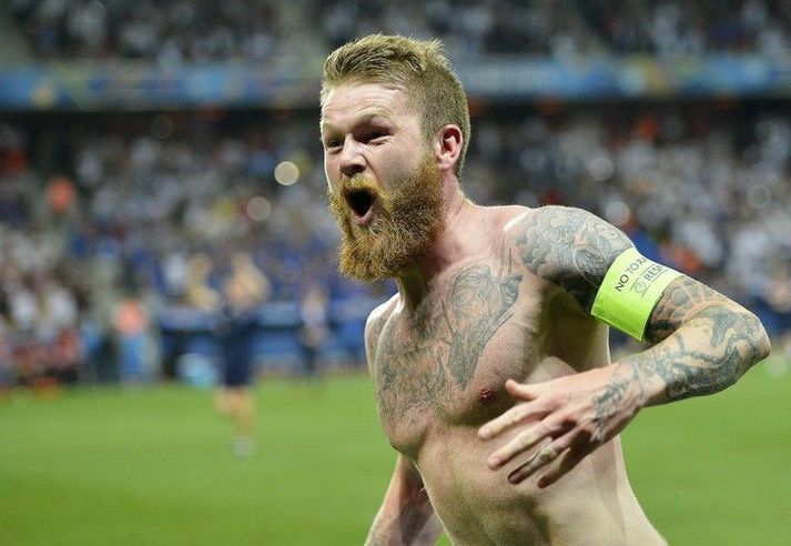 Aron Einar Gunnarsson fagnar sigrinum frækna gegn Englandi sem skilaði Íslandi í 8-liða úrslitin á EM í Frakklandi.