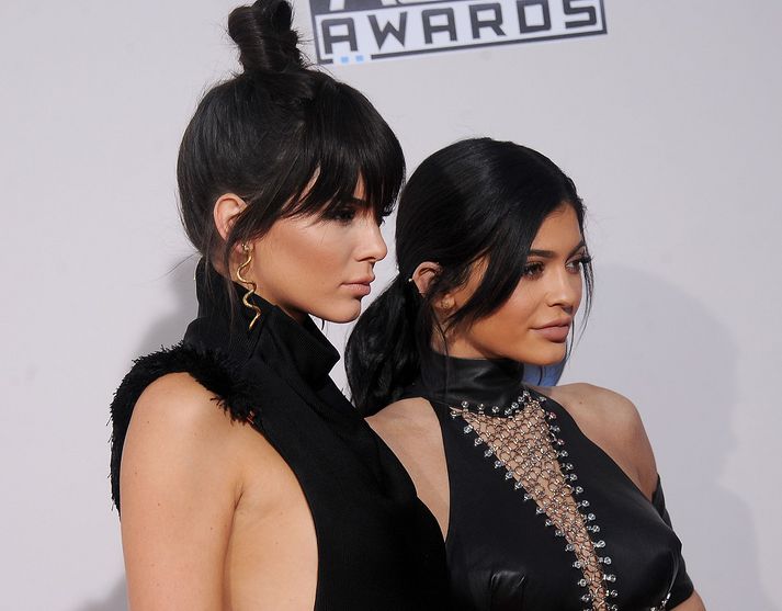 Kendall Jenner með systur sinni Kylie Jenner.