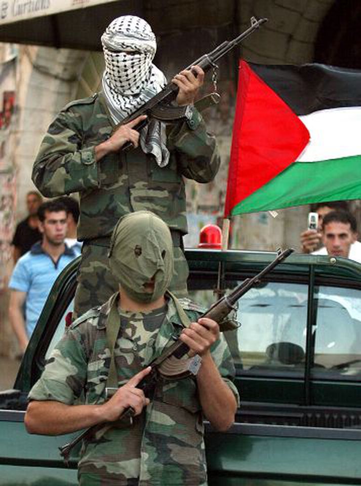 Liðsmenn Fatah stóðu við hlið blaktandi fána Palestínu og fordæmdu Hamas á Vesturbakkanum í gær.