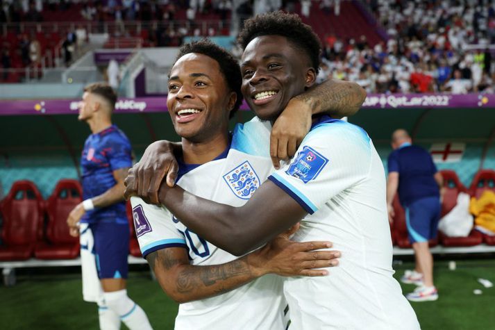 Raheem Sterling og Bukayo Saka voru skælbrosandi eftir frábæran fyrsta leik Englands.