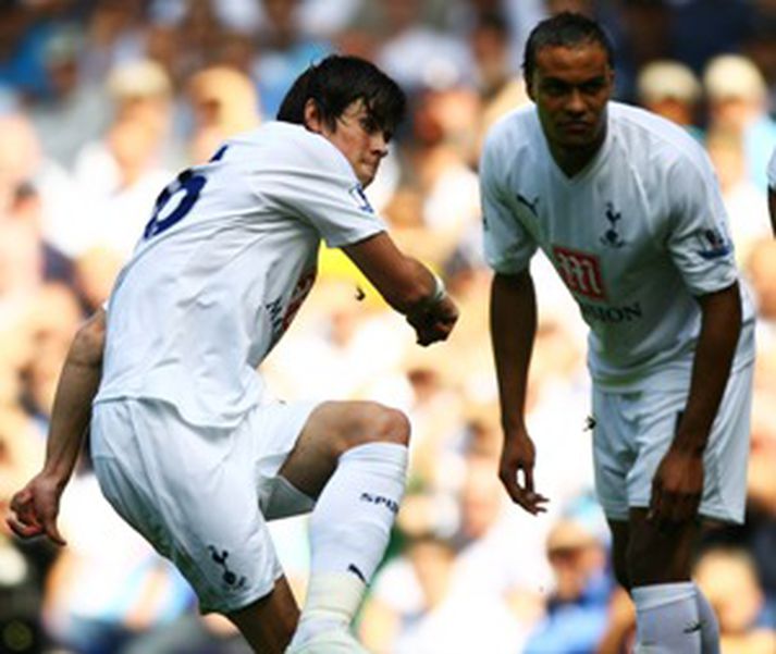 Gareth Bale sendir hnitmiðaða aukaspyrnuna í netið hjá Arsenal