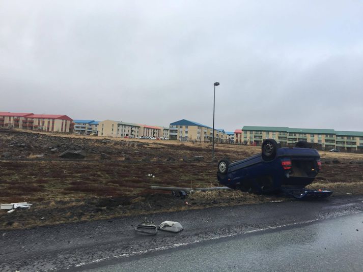 Bíllinn valt á fjórða tímanum
