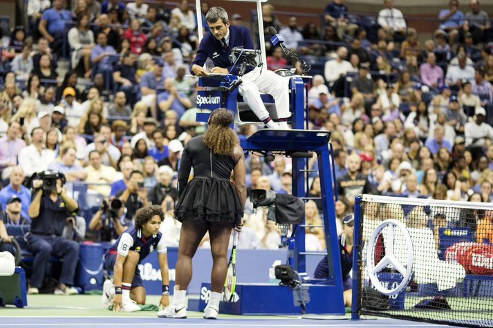 Serena Williams ræðir hér við dómarann Carlos Ramos. Samskipti þeirra voru ekkert sérlega vingjarnleg en Serena vill meina að karlmaður hefði aldrei fengið sömu meðhöndlun.