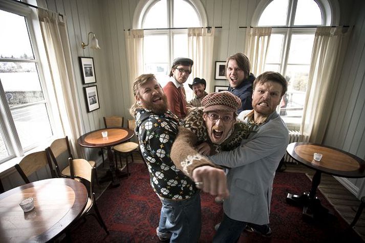 Hljómsveitin er eitt af þeim 37 atriðum sem koma fram á Aldrei fór ég suður á Ísafirði. Þeir mæta aftur Dóra Hermanns, sem henti þeim af sviðinu síðast þegar þeir spiluðu á hátíðinni.