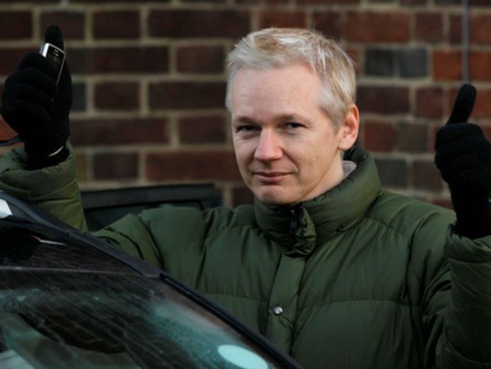 Julian Assange fær eina milljón punda fyrir samninginn.