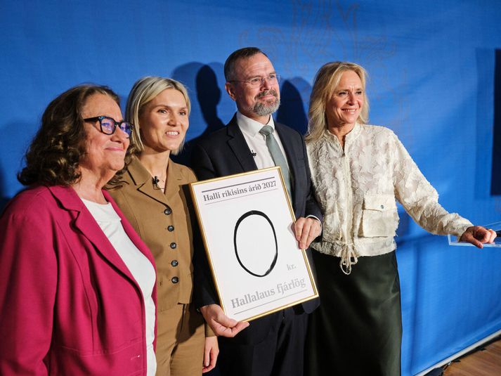Frá vinstri eru Inga Sæland, Kristrún Frostadóttir forsætisráðherra, Daði Már Kristófersson fjármálaráðherra og Þorgerður Katrín Gunnarsdóttir við kynningu fjárlagafrumvarpsins. Persónuafsláttur og skattþrep eiga að hækka minna en núgildandi regla segir til um og skila ríkinu 3,1 milljarði króna í auknar tekjur. Styttri vinnuvika er meðal þess sem stjórnvöld vísa til þegar breytingin er rökstudd.