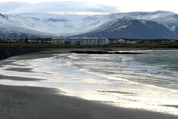 Líkið fannst rétt fyrir neðan elliheimilið á Akranesi á fjórða tímanum í gær.Fréttablaðið / gva
